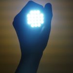 Dłoń trzymająca żarówkę LED od PGE